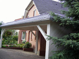 Seitenansicht Carport mit Attika